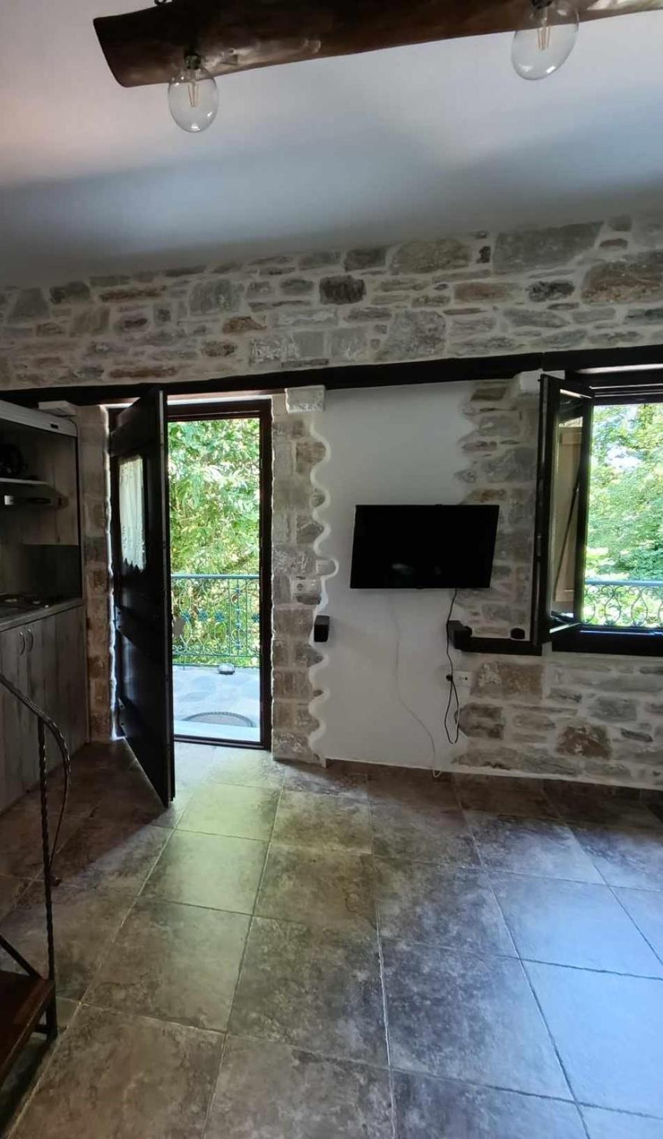 μountain Whispers Apartment